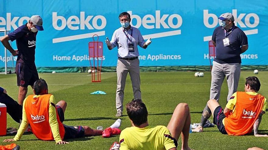 El president Josep Maria Bartomeu visitant un entrenament del primer equip.