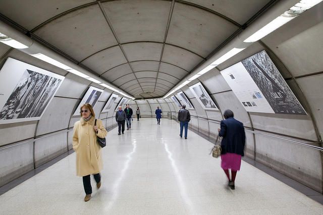 La viguesa María Muiña convierte el Metro de Bilbao en galería de arte