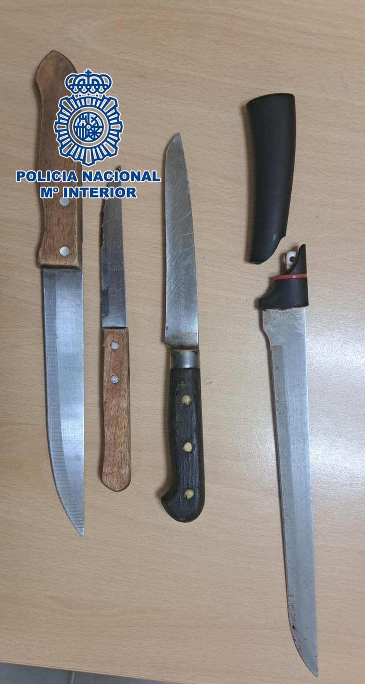 Tres policías heridos por arma blanca tras reducir a un joven atrincherado en su domicilio en Canarias.