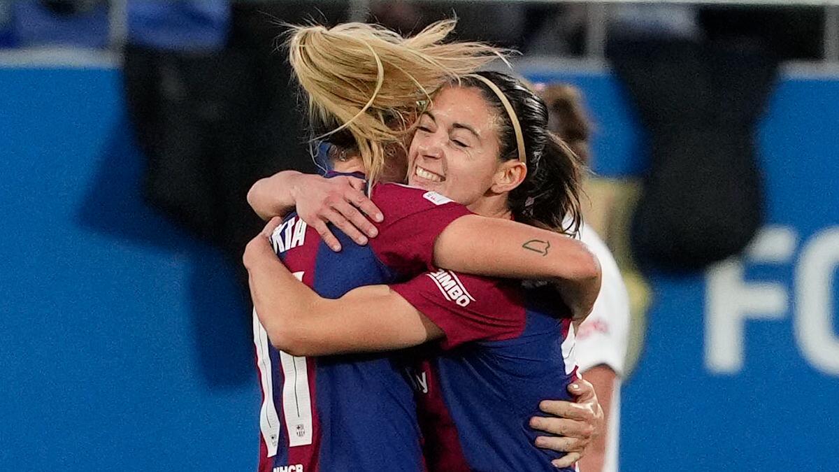 Aitana Bonmatí y Alexia Putellas celebran un gol con el Barça