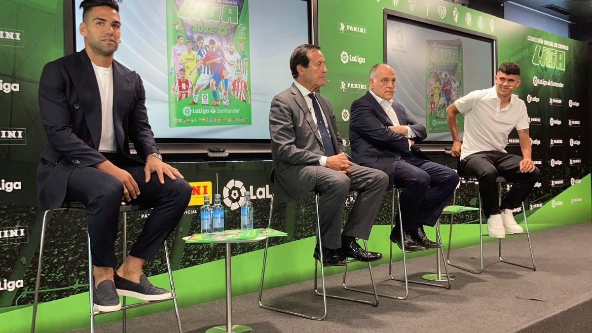 Falcao, a la izquierda, en el acto de presentación del álbum Panini de LaLiga Santander 2022/23