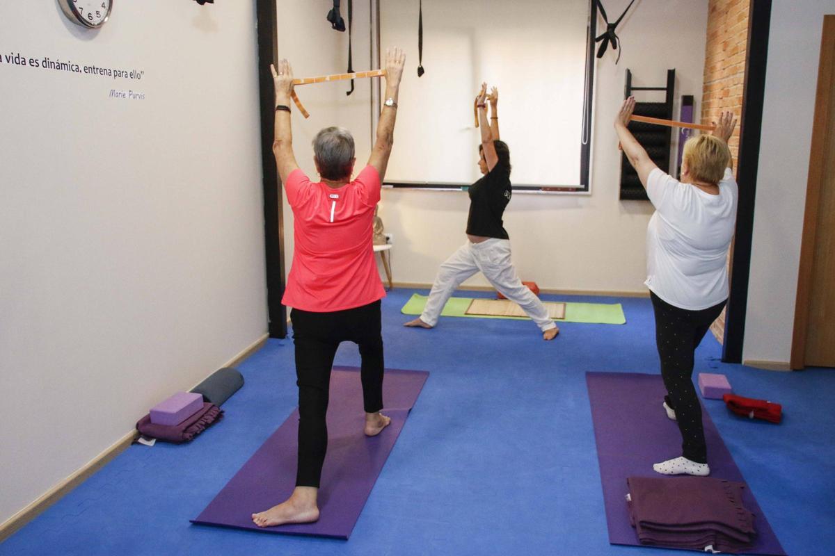 Una clase de yoga en una imagen de archivo