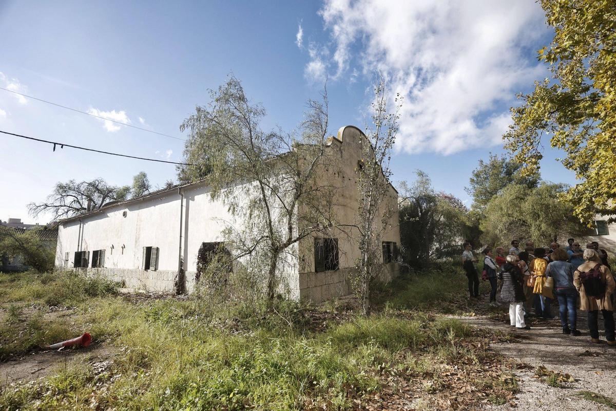 Una de las antiguas naves militares del cuartel de Son Busquets.