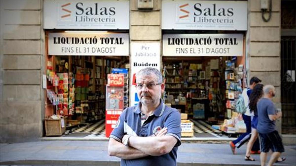 Manel Gràcia, delante de la librería Salas, de la calle de Jaume I, que cerrará sus puertas el 31 de agosto.