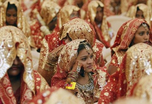 Novias musulmanas esperan a que empiece la ceremonia masiva de matrimonios en la que toman parte.