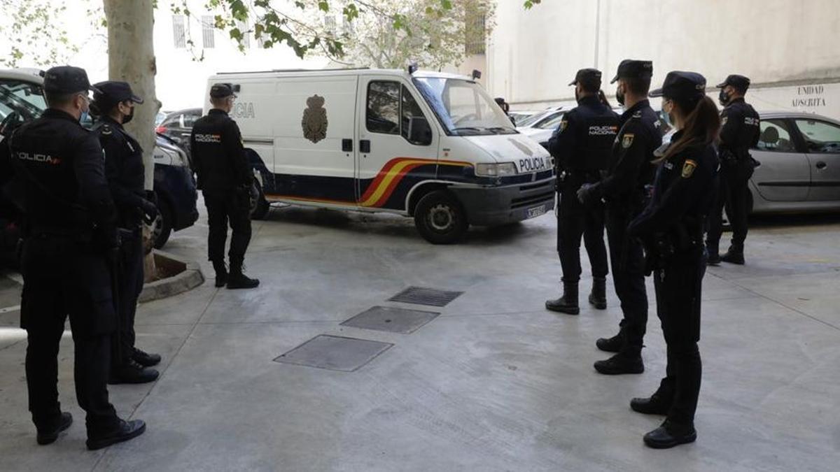 Traslado de detenidos en la fuga del avión.