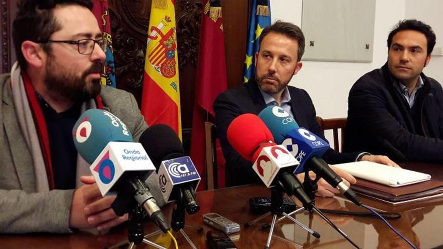 El concejal Gil, en el centro, en la rueda de prensa de ayer.