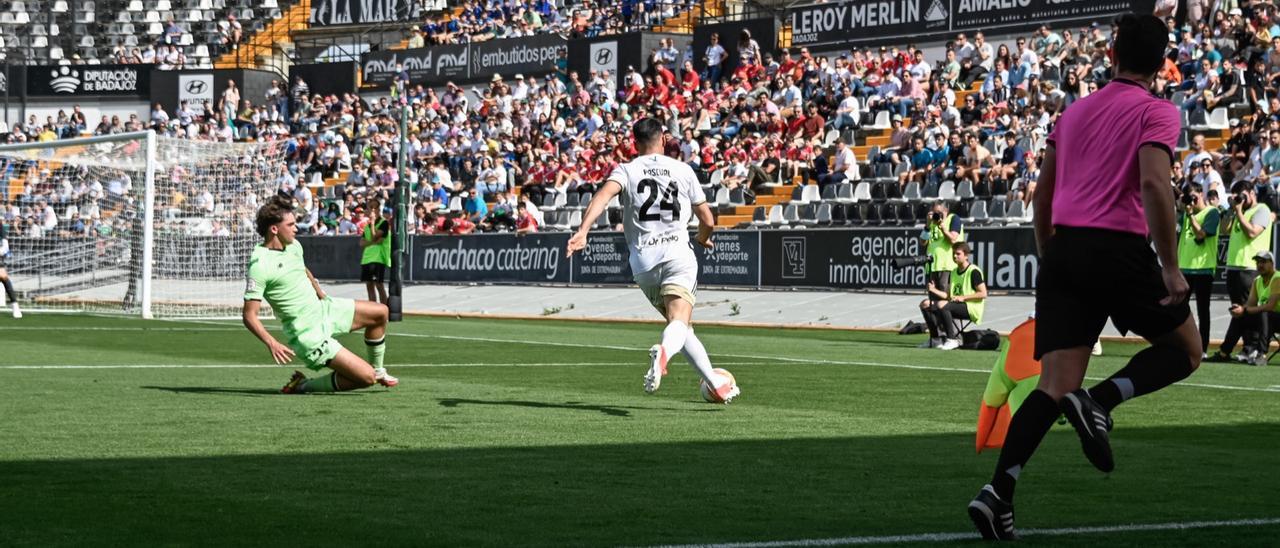 Aitor Pascual, en una jugada ante el Bilbao Athletic