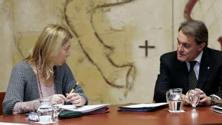 La vicepresidenta Neus Munté y Artur Mas, ayer, durante la reunión del Gobierno en funciones. // Efe
