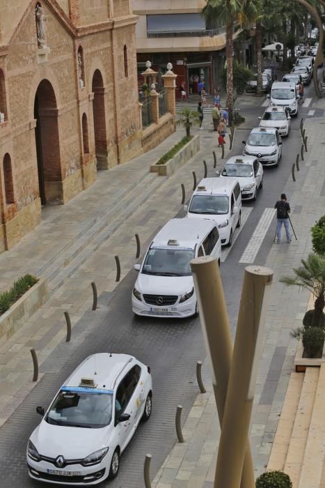 Los más de 80 taxis que trabajan en Torrevieja han parado de 9.00 a 12.00 y han realizado servicios mínimos gratuitos al Hospital y centros de salud