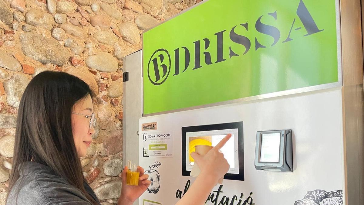 Una estudiant de l'ERAM fent una comanda a la cantina.