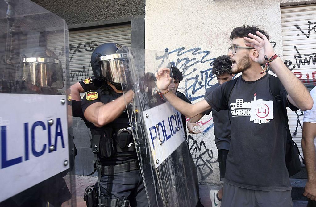Todas las imágenes de la protesta por la Ebau y las cargas policiales junto a la Consejería de Educación