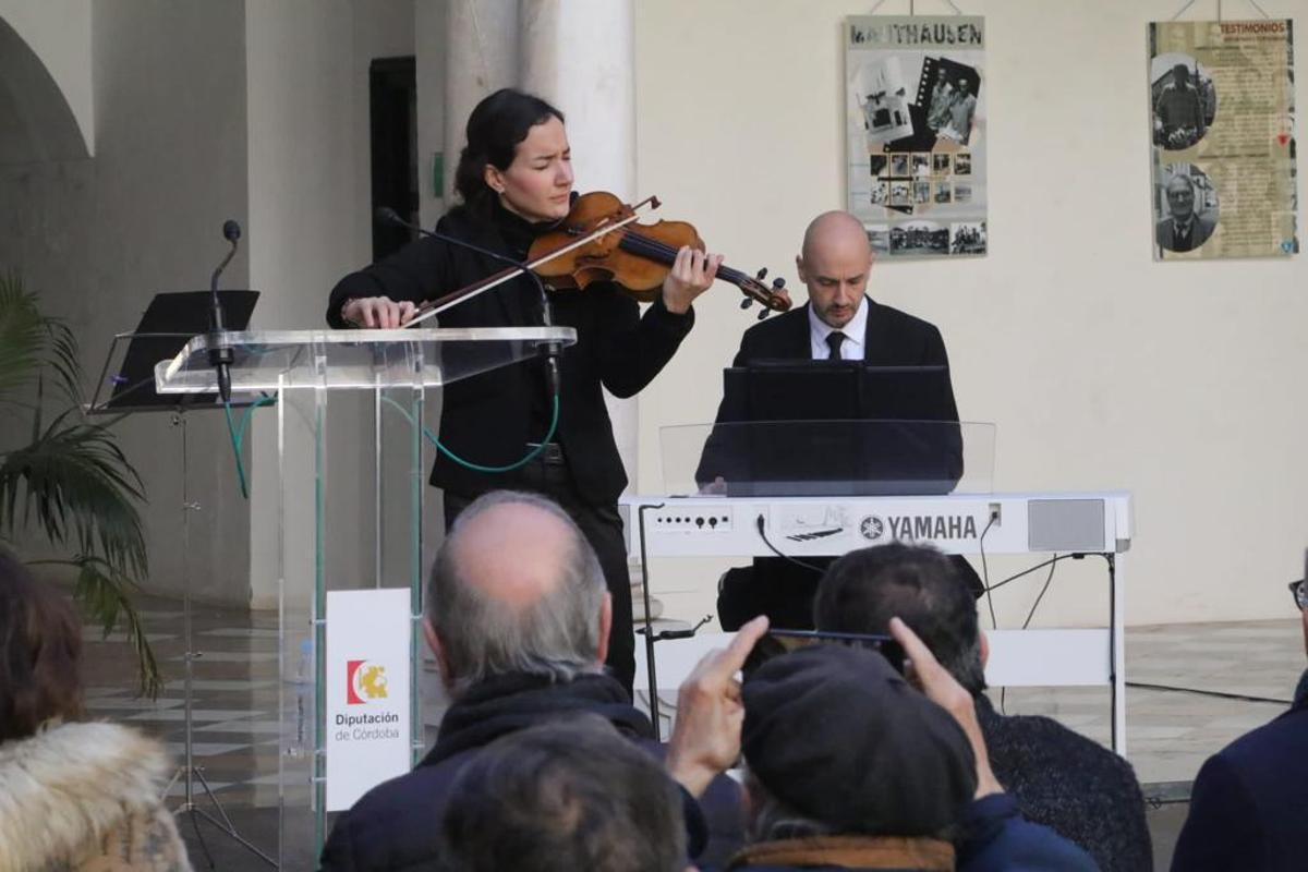 Música del dúo Metha durante la inauguración de la muestra 'Volver del olvido' en el Palacio de la Merced.