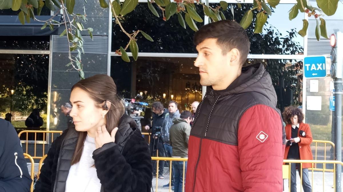 Laura y Manu, dos de los supervivientes del incendio del edificio de Valencia.