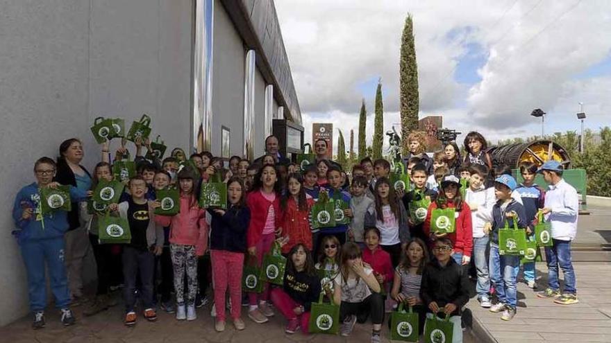 Un grupo de escolares, durante la visita realizada al Museo del Vino para participar en el taller. Foto