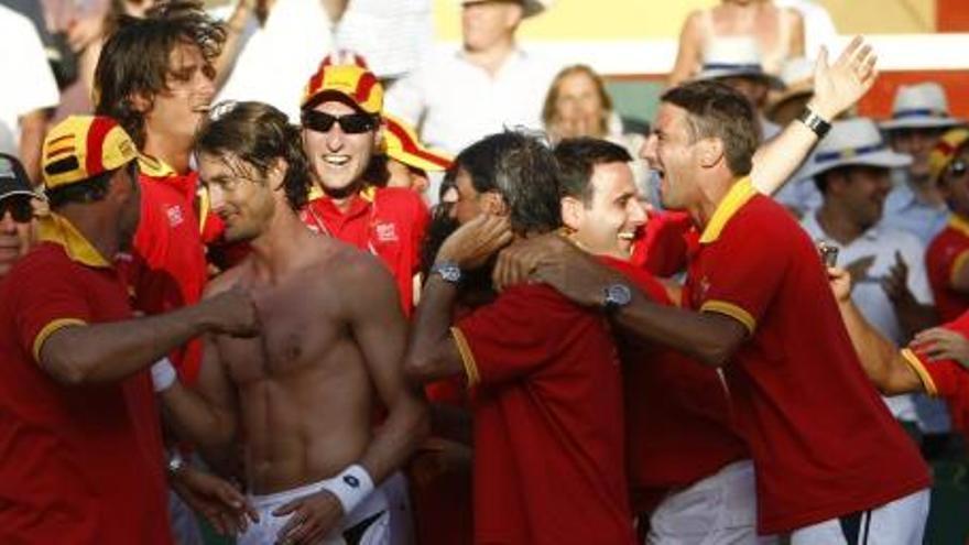 Juan Carlos Ferrero es felicitado por sus compañeros tras conseguir el pase a las semifinales