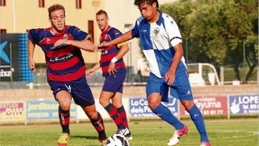 Serramitja pressiona Uli Dávila en un acció del partit amistós disputat contra el Sabadell a l&#039;estiu.