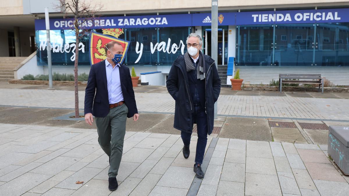 El presidente, Christian Lapetra, y el director deportivo, Miguel Torrecilla, salen de las oficinas del club hacia La Romareda.