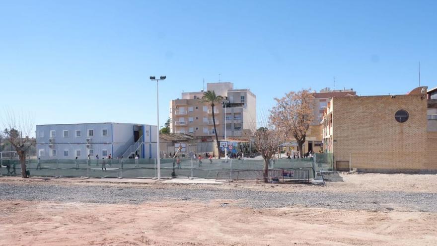 Prefabricadas y terreno donde se tiene que levantar la ampliación del colegio de Las Bayas. | ÁXEL ÁLVAREZ