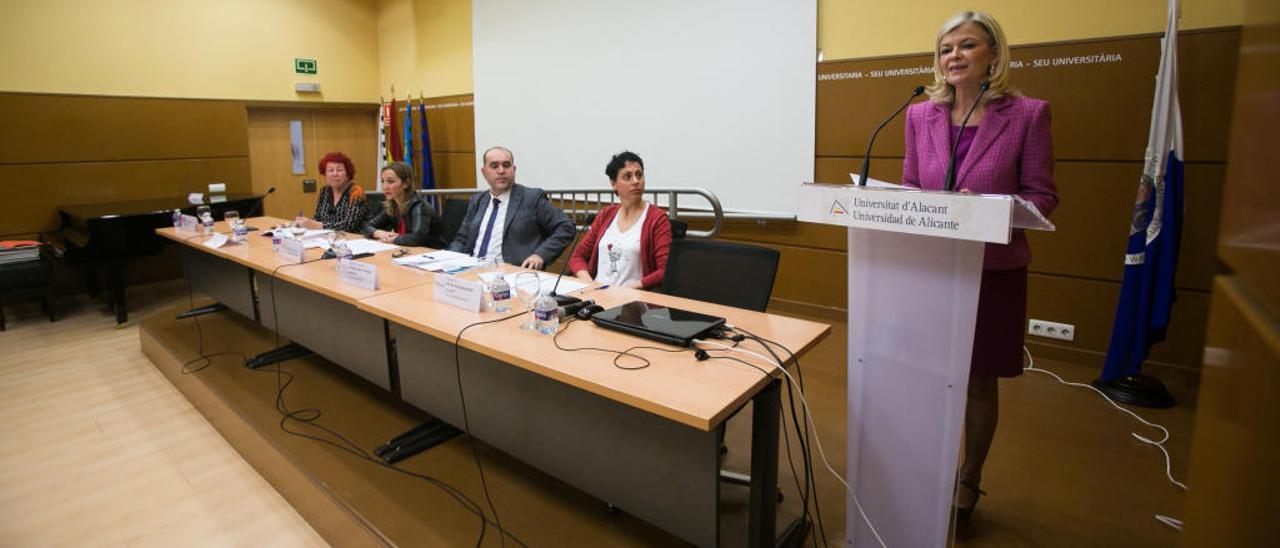 La consellera de Justicia, Gabriela Bravo, exponiendo algunos rasgos generales del borrador de la futura Ley de Mediación de la Comunitat Valenciana en la Universidad de Alicante.
