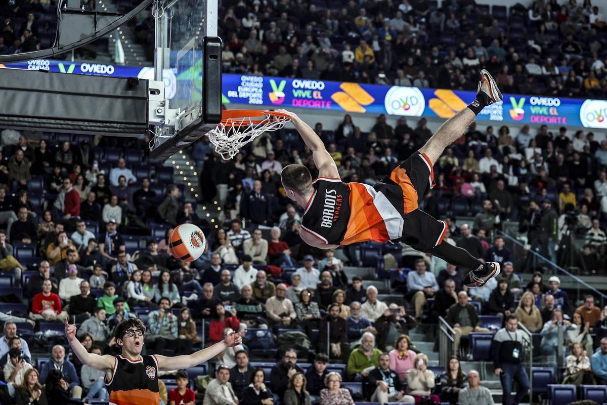 Todas las imágenes del Palacio de los Deportes: mates, charanga y victoria del Alimerka Oviedo Baloncesto ante el Ourense