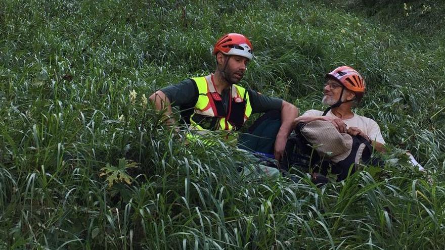 Los rescatadores, junto al montañero de 78 años extraviado en Picos de Europa.