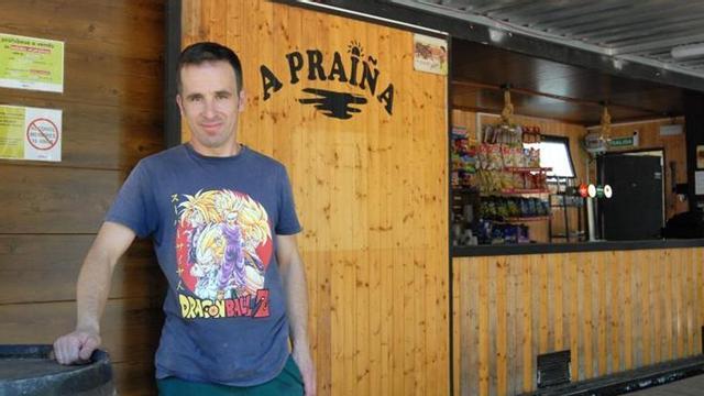 Pedro Castañeda, no bar instalado na praia da Praíña. | BERNABÉ/JAVIER LALÍN
