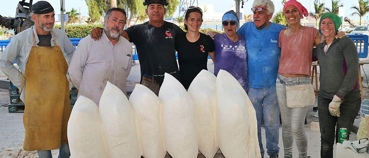 Los participantes en el Simposium de Esculturas de Puerto del Rosario, en la zona de Las Excuevas. | | TAMARICHE