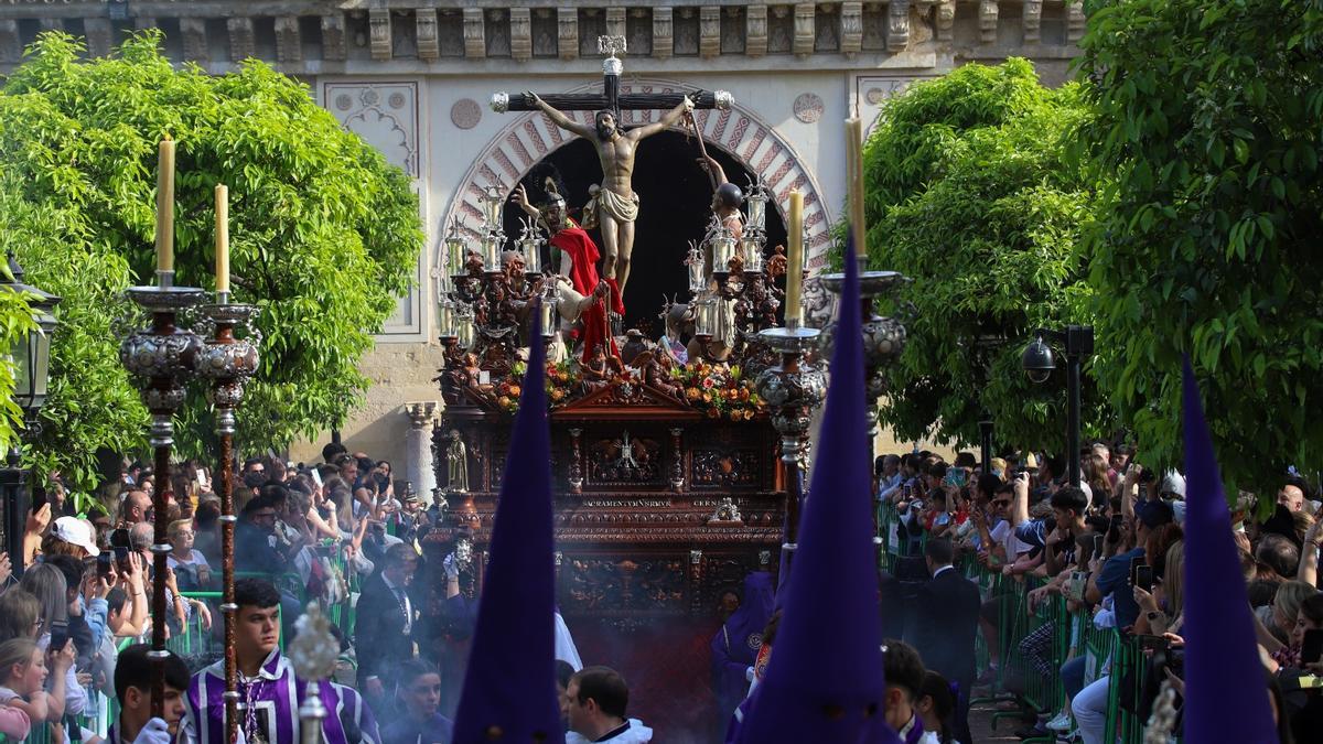 La Agonía, a su paso por el Patio de los Naranjos, en Semana Santa.