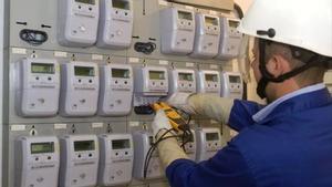 Un técnico revisa los contadores de electricidad.