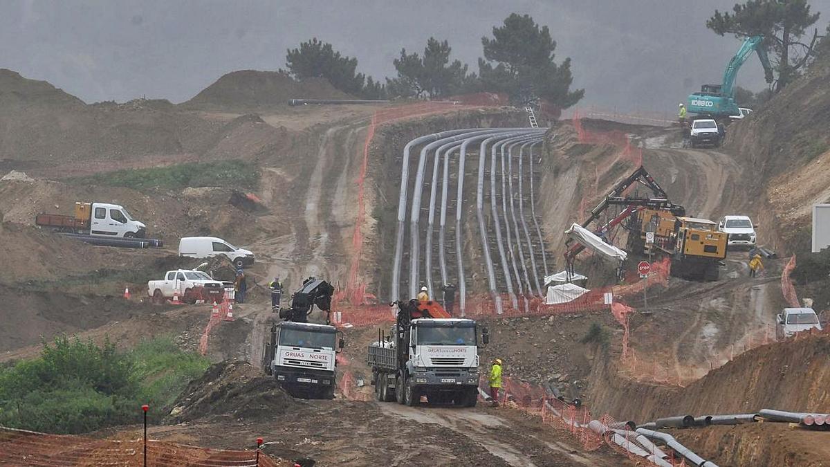 Operarios trabajos en la instalación del nuevo poliducto de Repsol cerca de Langosteira. |   // CARLOS PARDELLAS