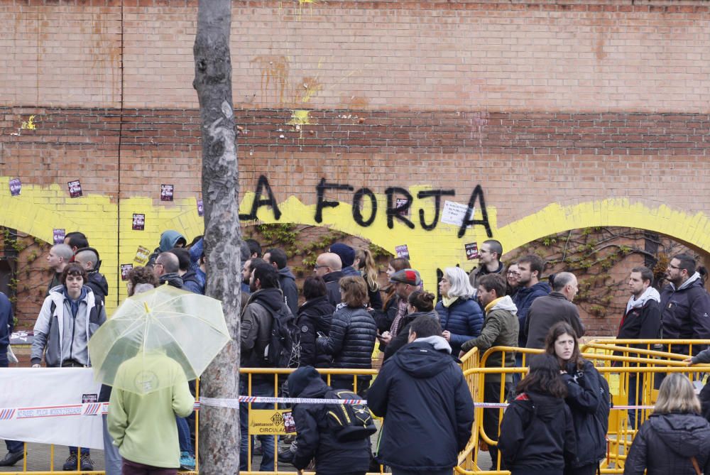 Pinten de groc la subdelegació del govern a Girona