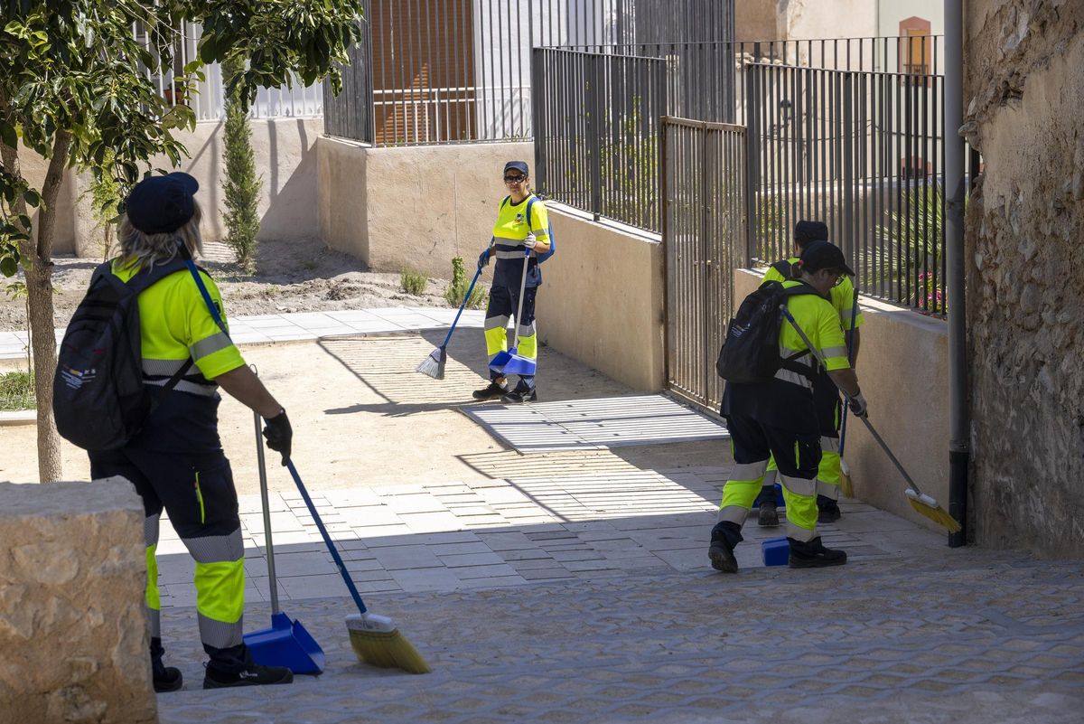 El Ayuntamiento de Caravaca mejora la limpieza y la jardinería en el casco urbano y pedaní­as con la contratación de veinte personas en desempleo