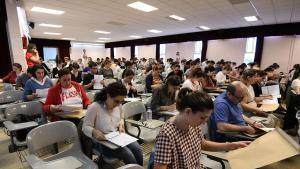 La Generalitat paga 500 euros al mes a joves que estan oposant: qui hi pot optar i com funciona