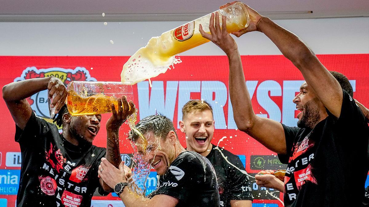 La emoción de un Xabi bañado de cerveza: Este título sabe muy bien, ser parte de la historia de Leverkusen