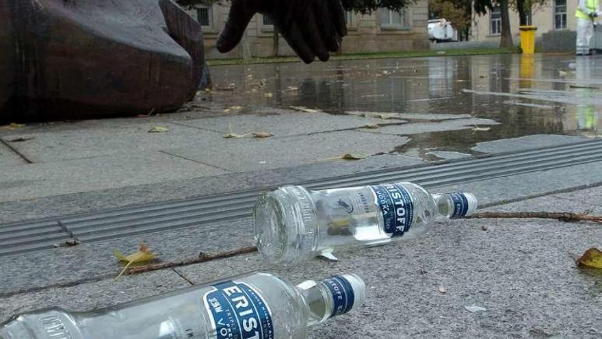 Restos de &#039;botellón&#039; en una plaza.