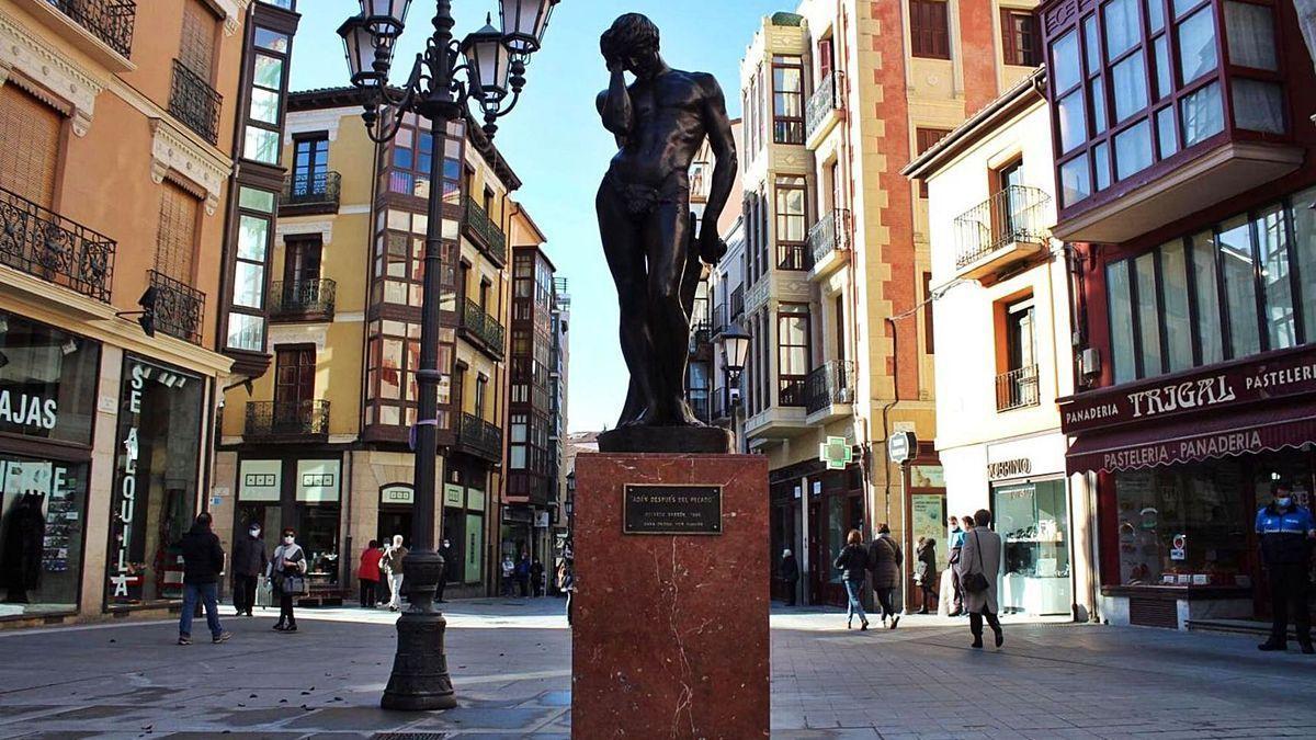 Escultura de Adán en la plaza de Sagasta de Zamora capital.