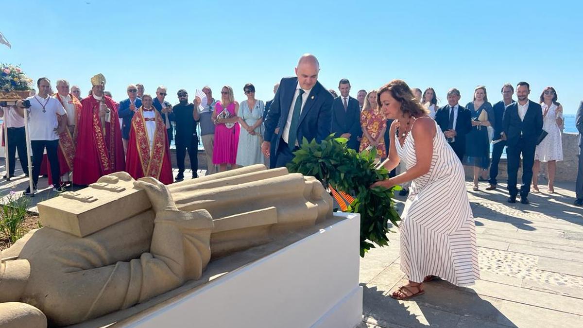 Vicent Marí y la presidenta del Govern colocan la corona de flores en la tumba de Guillem de Montgrí. Consell de Ibiza