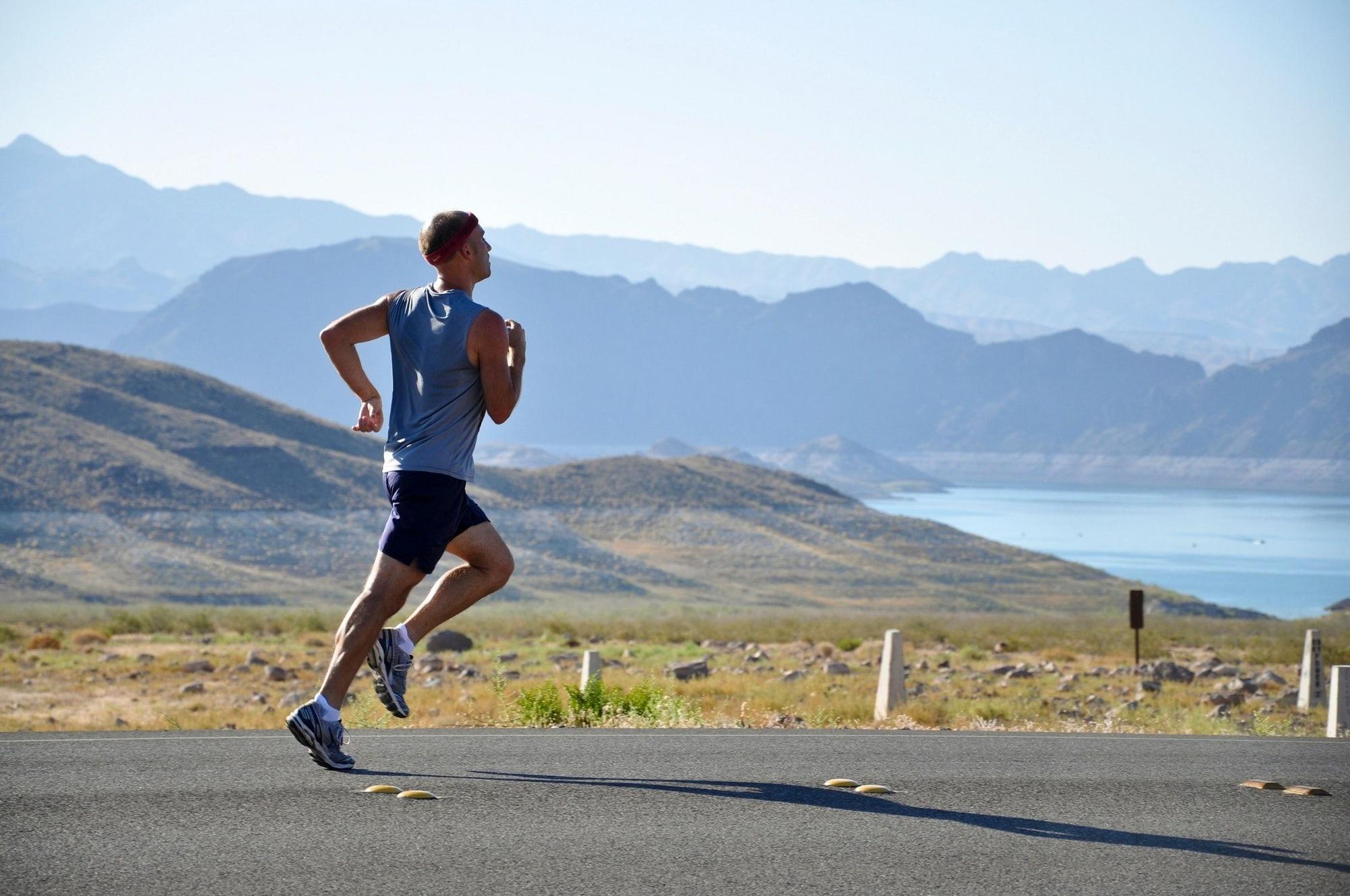 Un hombre corriendo