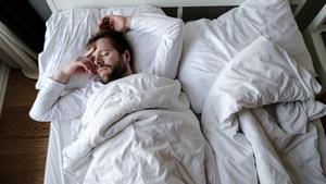 Persona durmiendo intranquila