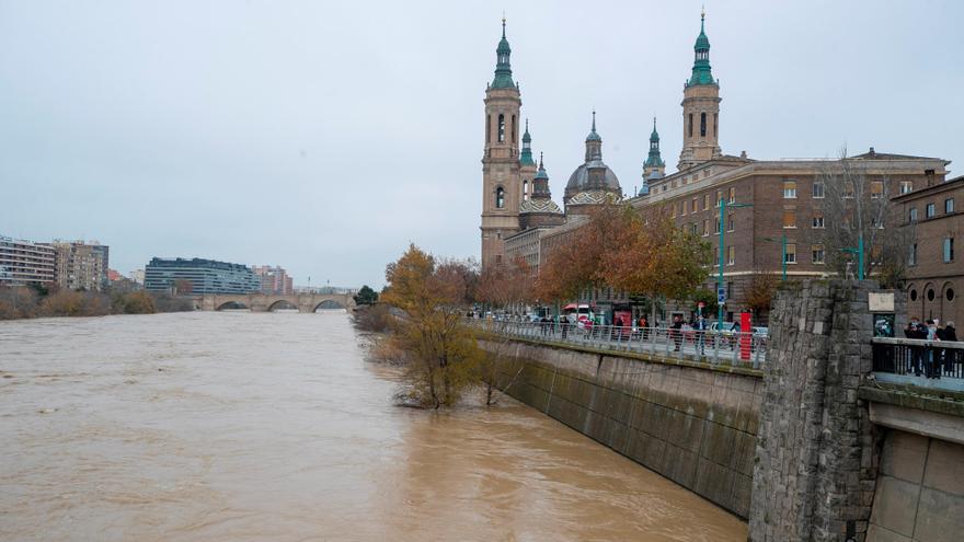 Aspecto de la crecida del río Ebro en Zaragoza.