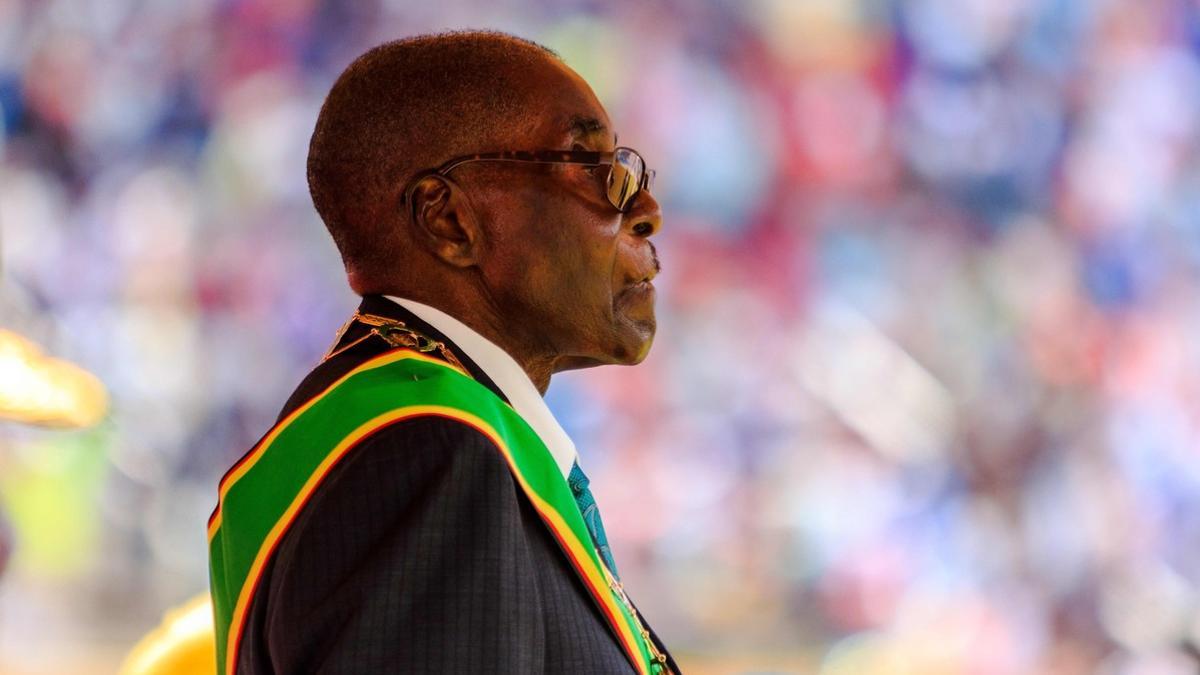 El presidente de Zimbabue, Robert Mugabe, en la celebración del 37 aniversario de la independencia del país.