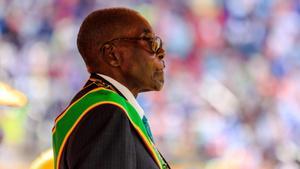 El presidente de Zimbabue, Robert Mugabe, en la celebración del 37 aniversario de la independencia del país. 