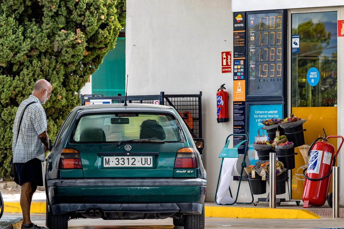 Un hombre llena el depósito en una gasolinera de Alicante, en una imagen de archivo.