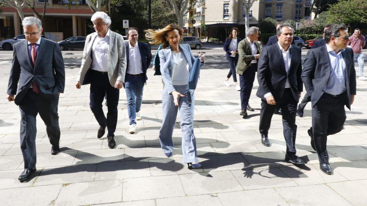 Natalia Chueca y otros responsables del proyecto, el pasado lunes camino de La Romareda.