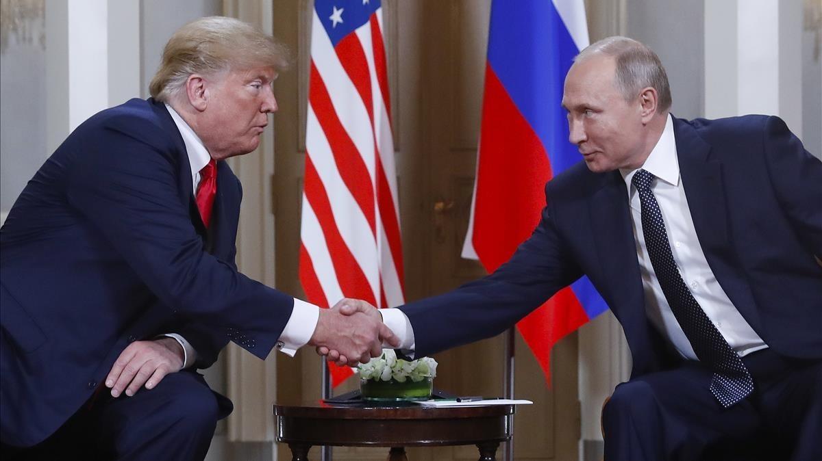 Trump y Putin se saludan en Helsinki. Trump y Putin se saludan en Helsinki.
