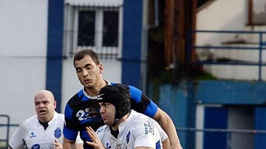 Un jugador del Belenos con el oval en el partido de ayer.