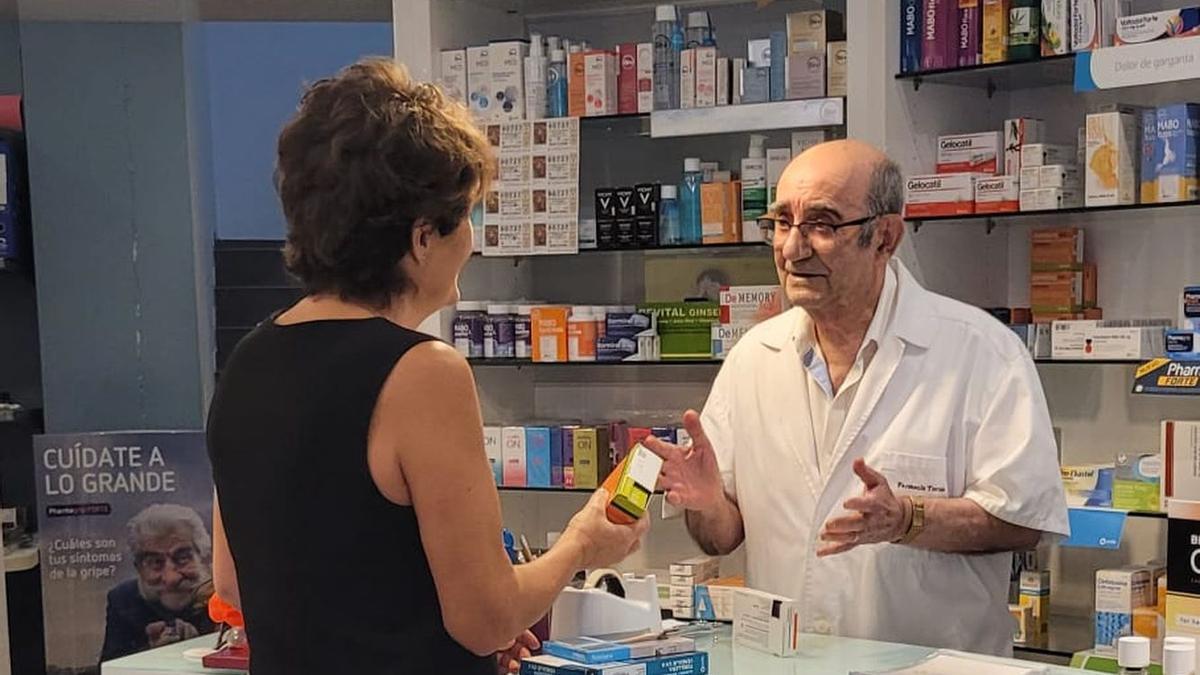 Ezequiel, ya jubilado, acude a su farmacia de forma ocasional para departir con los clientes a los que ha atendido desde hace seis décadas.