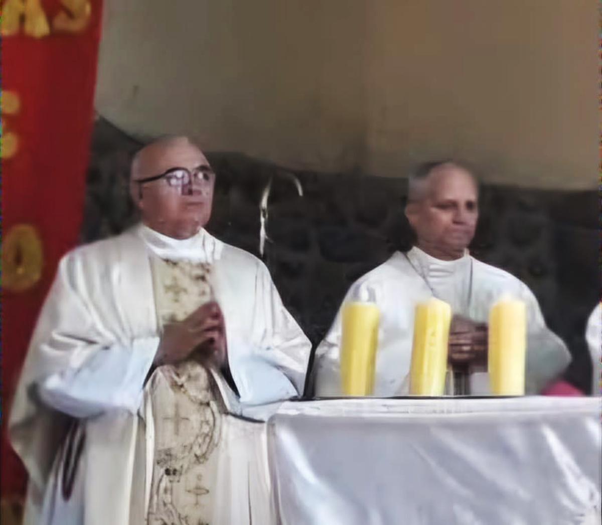 Don Gilberto y Prevost, ahora papa León XIV, concelebrando cuando ambos eran misioneros en Perú.