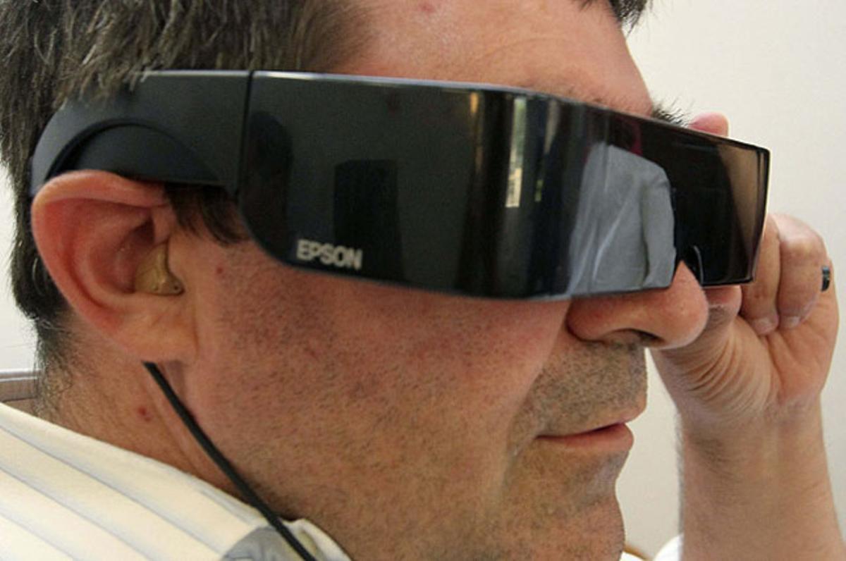 Un espectador es prova un prototip d’ulleres amb subtítols per a sords, durant una roda de premsa en el Centre Espanyol de Subtitulat i Audiodescripció d’Almagro (Ciudad Real).